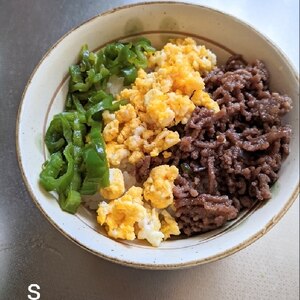 ピーマン好きがおおくりする三色そぼろ丼